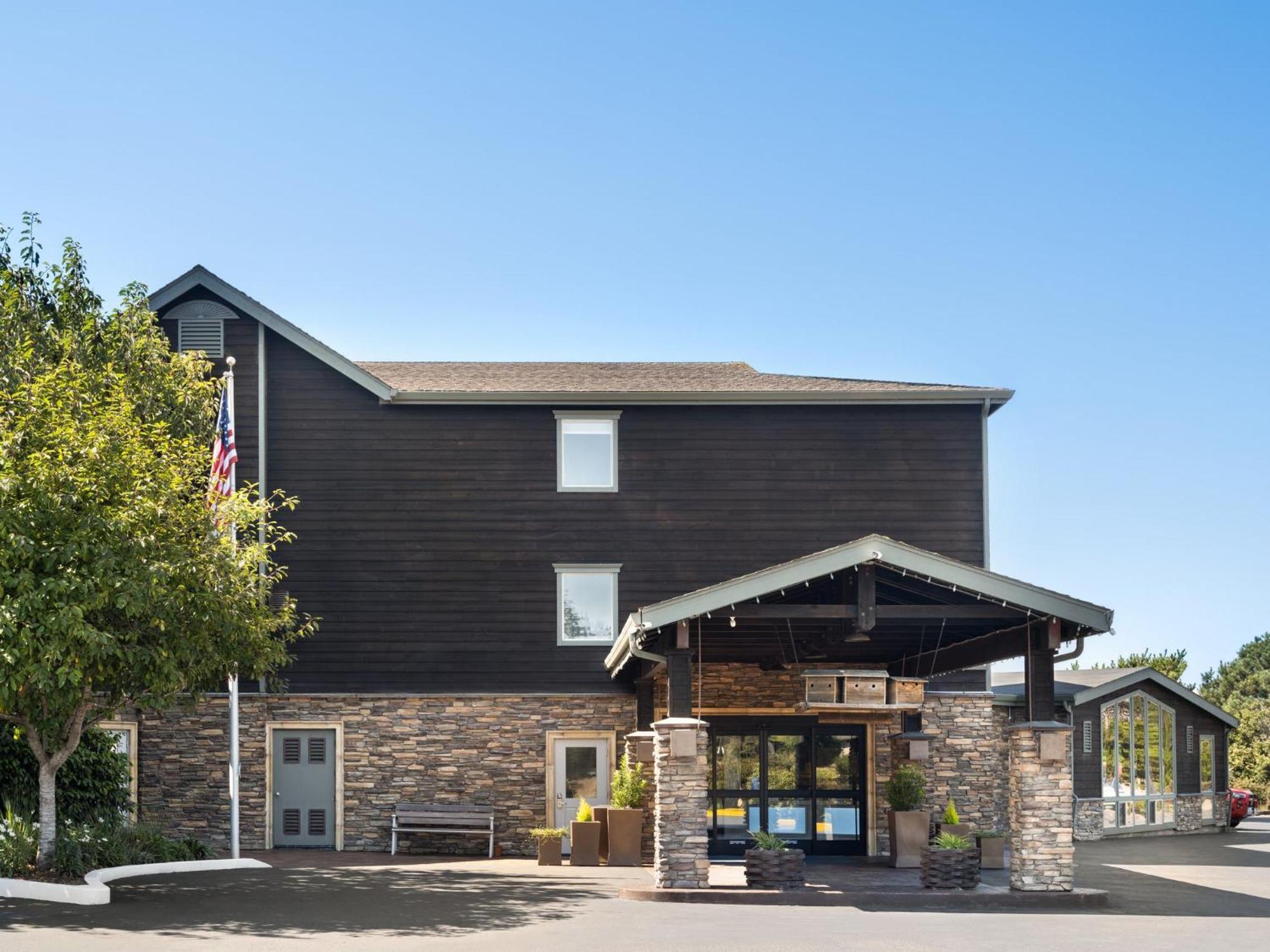 Holiday Inn Express Fort Bragg, An Ihg Hotel Exterior photo